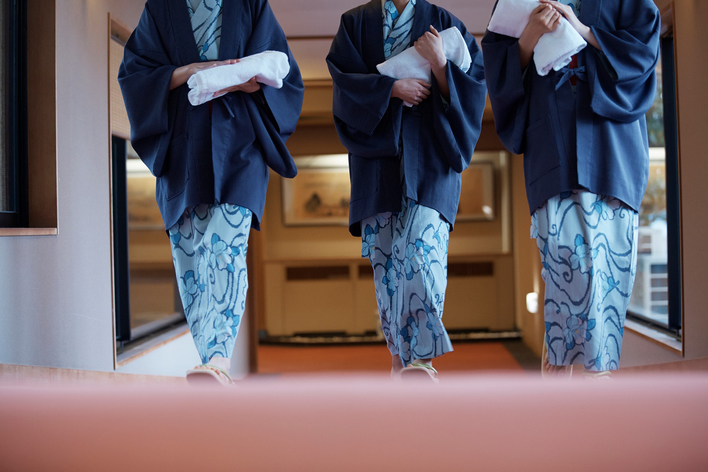 温泉 浴衣の女性達