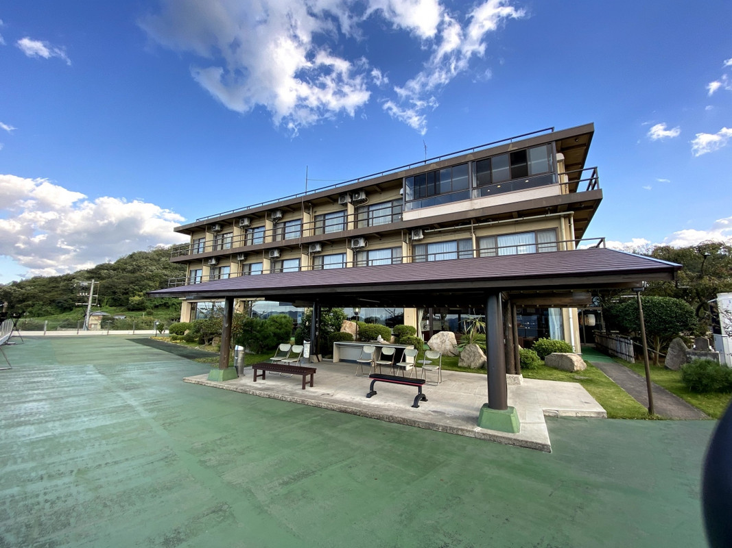 ３階の右端が今回利用した部屋です