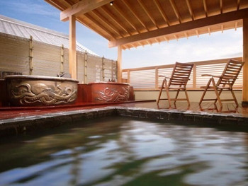 海に沈む夕日や島情緒あふれる漁港を眺めてのんびり4068033