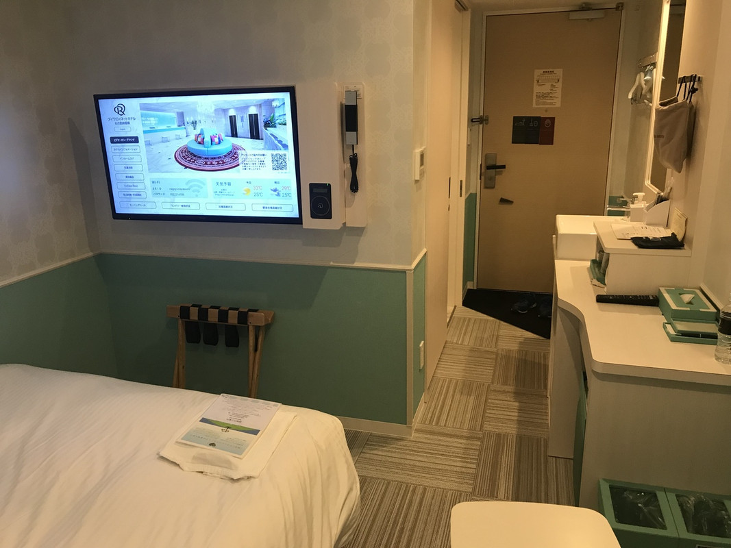 テーブルと洗面台と部屋の位置