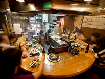 「だるま 本店」内観 741269 馬蹄形のカウンターに昔馴染みの七輪で焼き上げ！