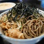 常識を超えた立ち食いそば！虎ノ門「港屋」の絶品肉そば