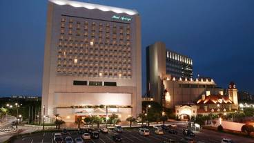 施設の正面 (日没後) / 1