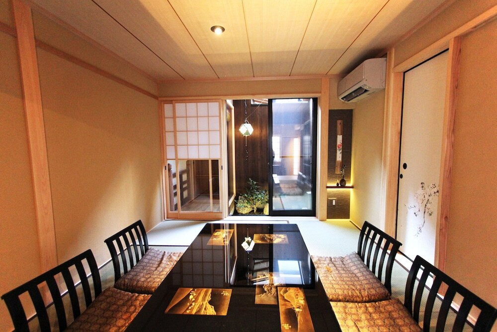 客室内のダイニングエリア