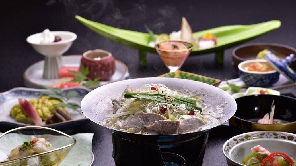 夕食は旬菜たっぷりの
華やかな和懐石 / 2