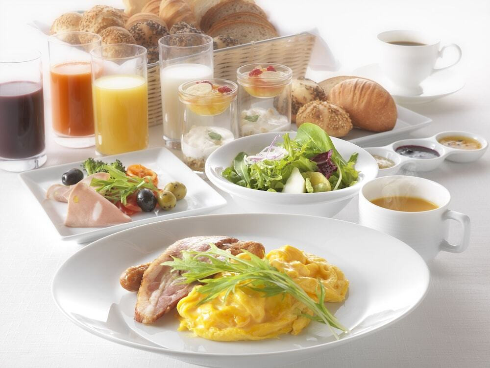 ルームサービスの朝食で贅沢な時間を3916162