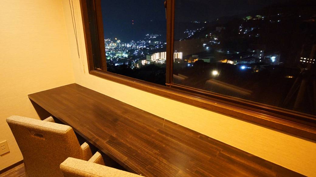 高台から望む
熱海の夜景にうっとり / 2