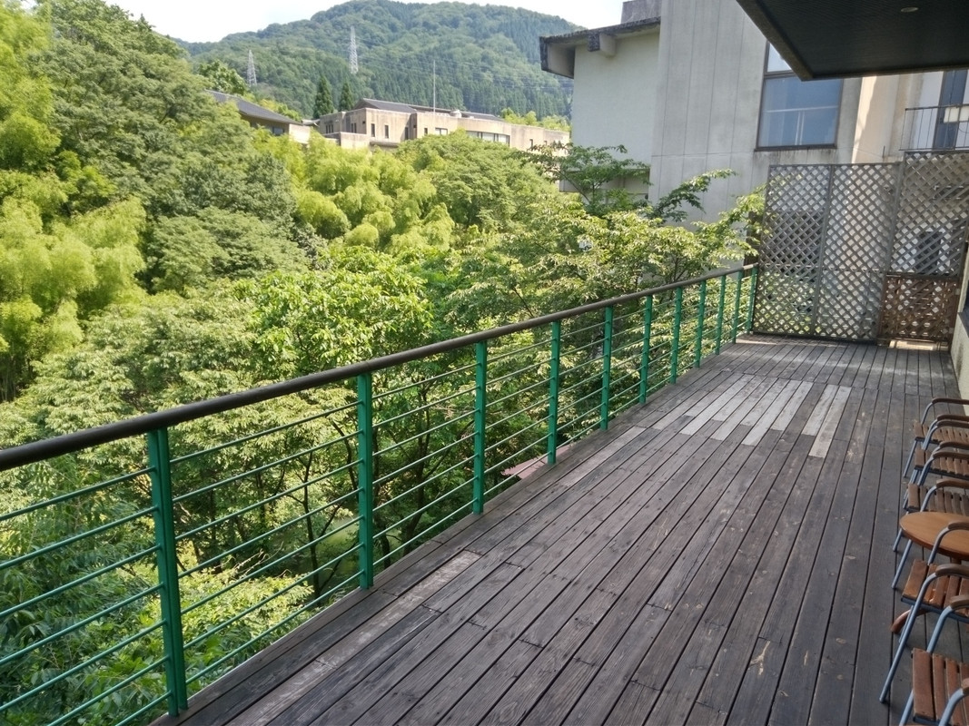 ロビー外のデッキです。奥はせせらぎ館、下に川が見えます。