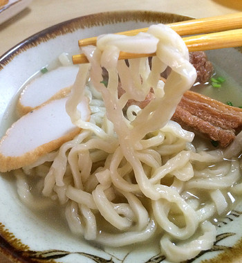 「元祖大東ソバ」料理 868542 麺は結構太目の縮れ麺。
どちらかといったらうどんぽい。
スープは見た感じのまんま、あっさり系のかつお出汁。
ソーキと三枚肉がどっちも楽しめるのはうれしい。
三枚肉の味付けはかなり薄味でした。