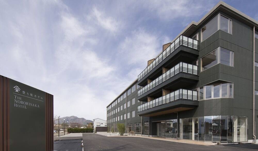 ホテル本館外観 / 1