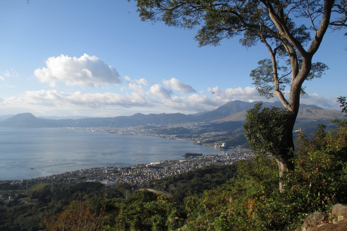 日出の街並みと別府湾