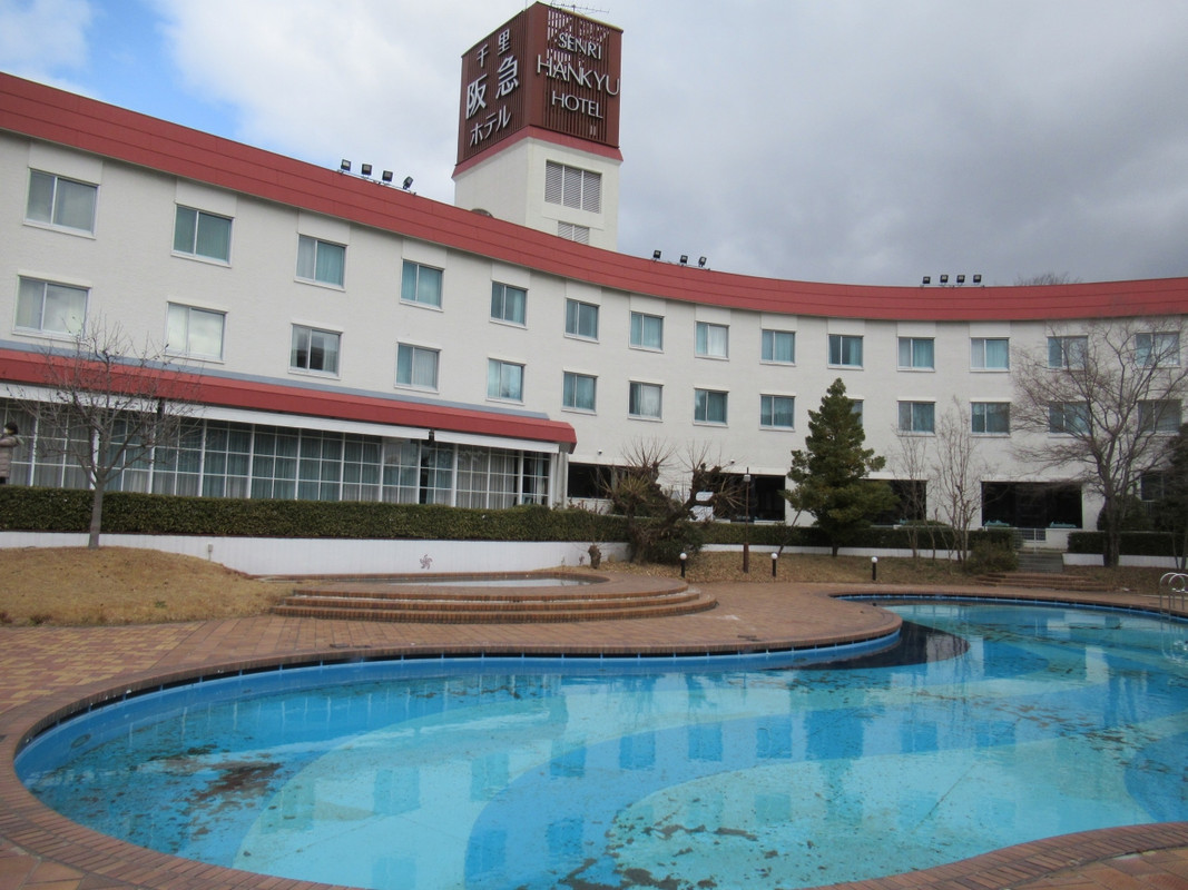 プールは古い感じ