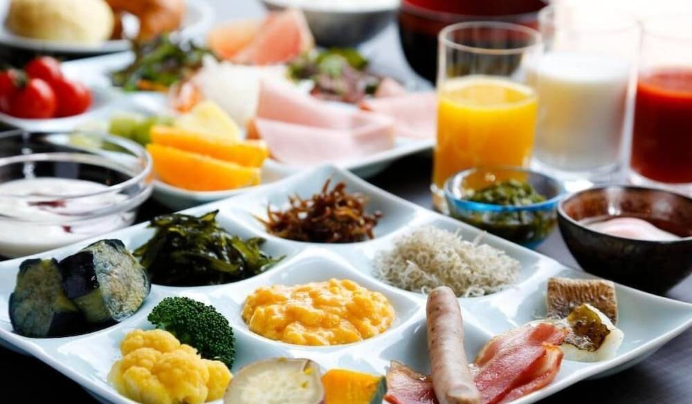 淡路島の豊かな食卓
和洋ビュッフェの朝食 / 1