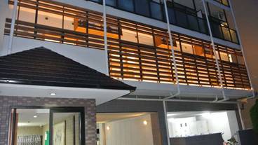 施設の正面 (日没後) / 1