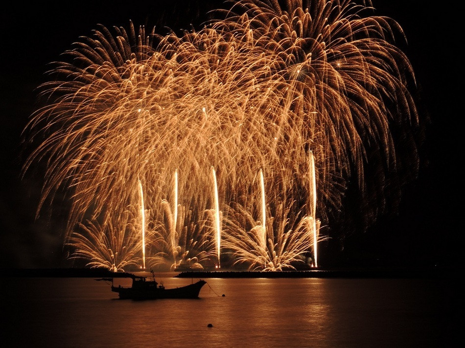 ビアガーデンやプールにハシャぐ！3446994