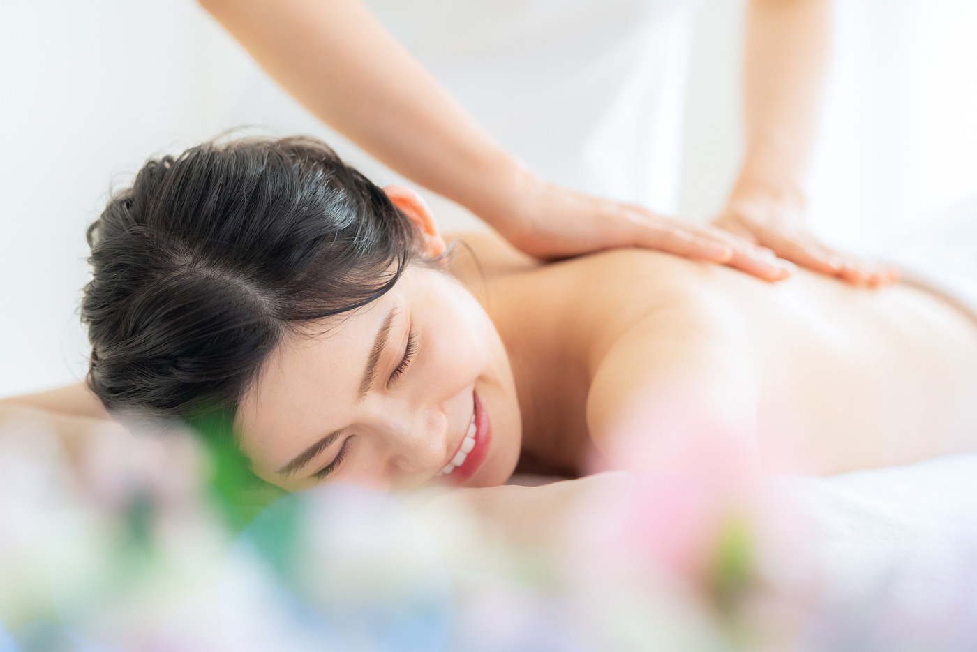 エステサロンでスキンケアをするミドルの女性