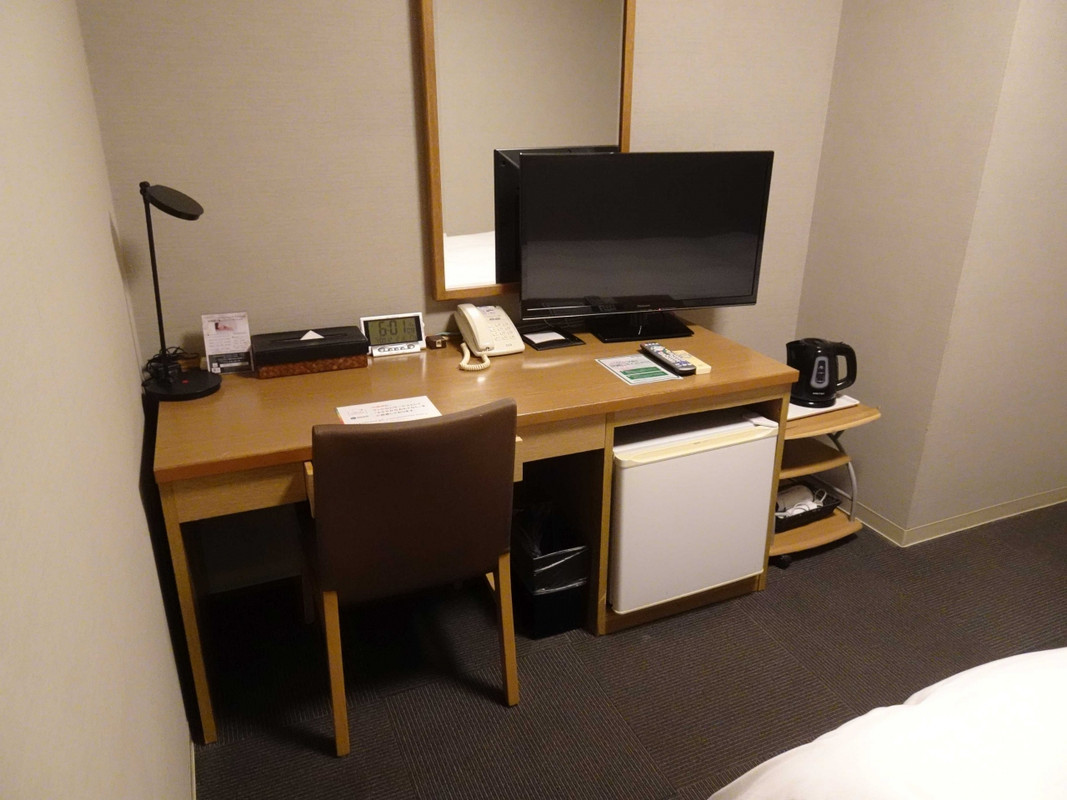 脇には、テーブル、テレビや冷蔵庫もあります。