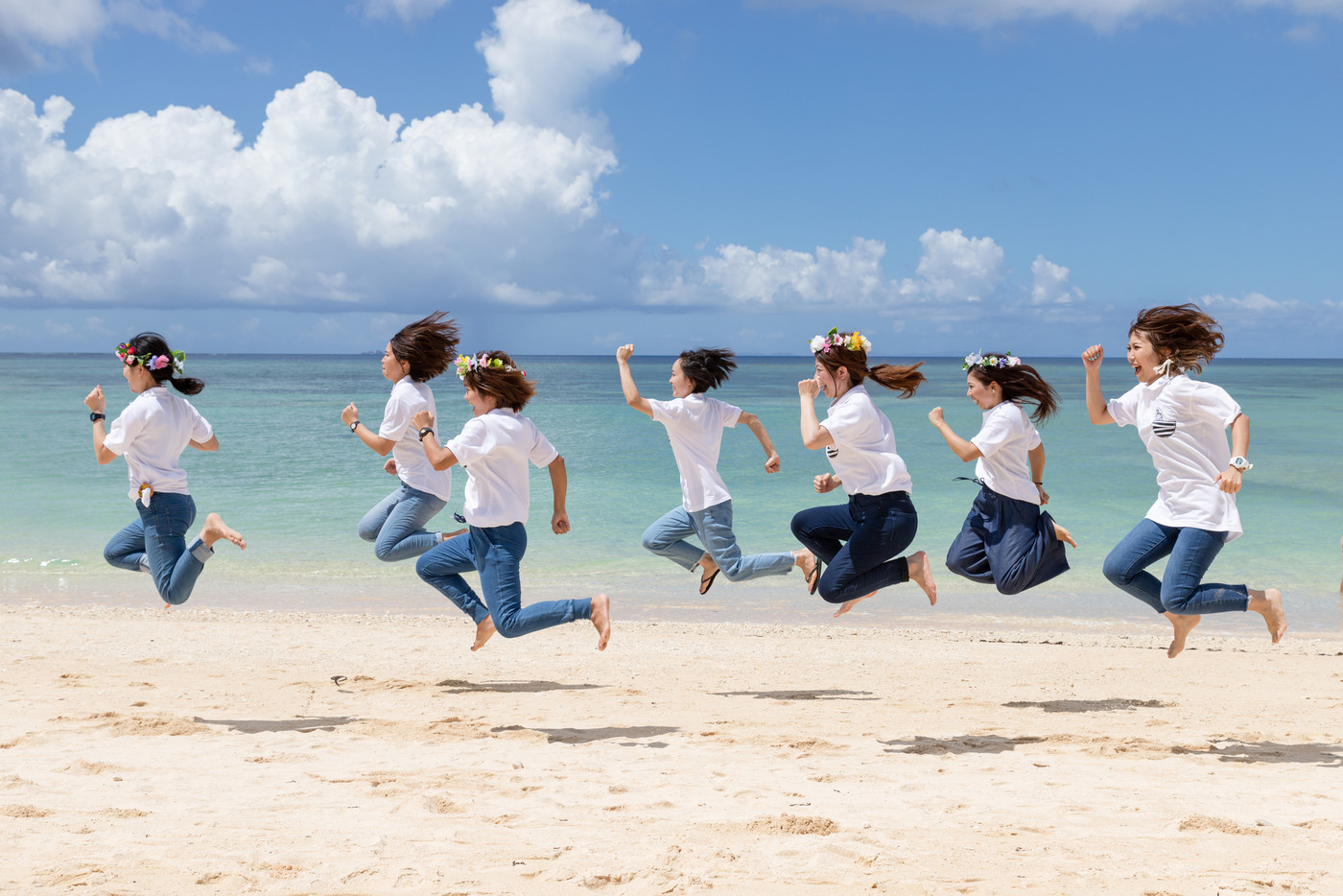 沖縄のビーチを走る女性たち　