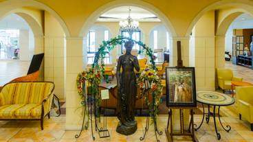 Lobby | Juliet Statue / 5