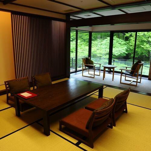 最上階にある半露天風呂付き客室 / 1