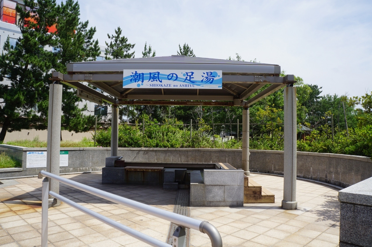 心地よい風が吹き、日本海が一望できる足湯1703952