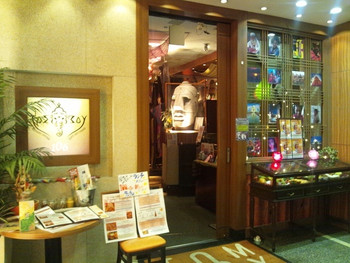 「トムボーイ 106 モアイカフェ 渋谷道玄坂店」外観 654559 入り口