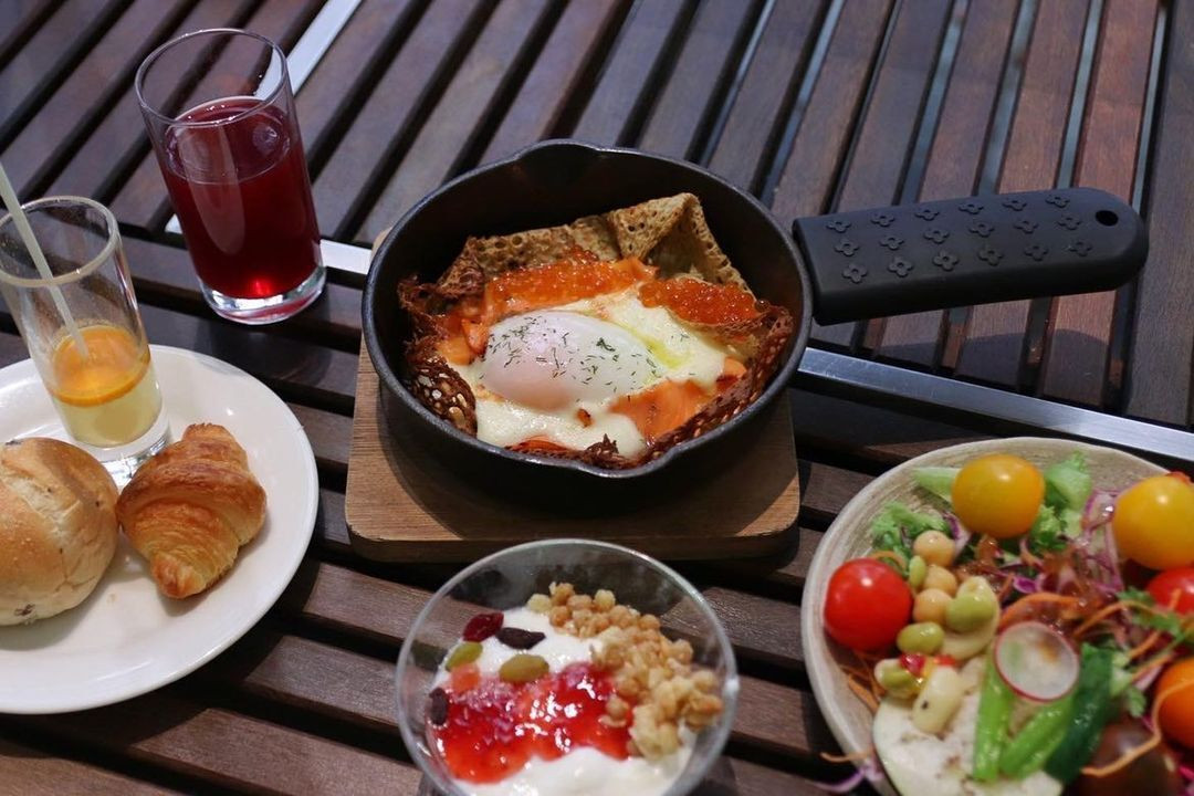 朝食では、メインのガレットは3種から選べ、野菜やパン、スープなどは食べ放題♪