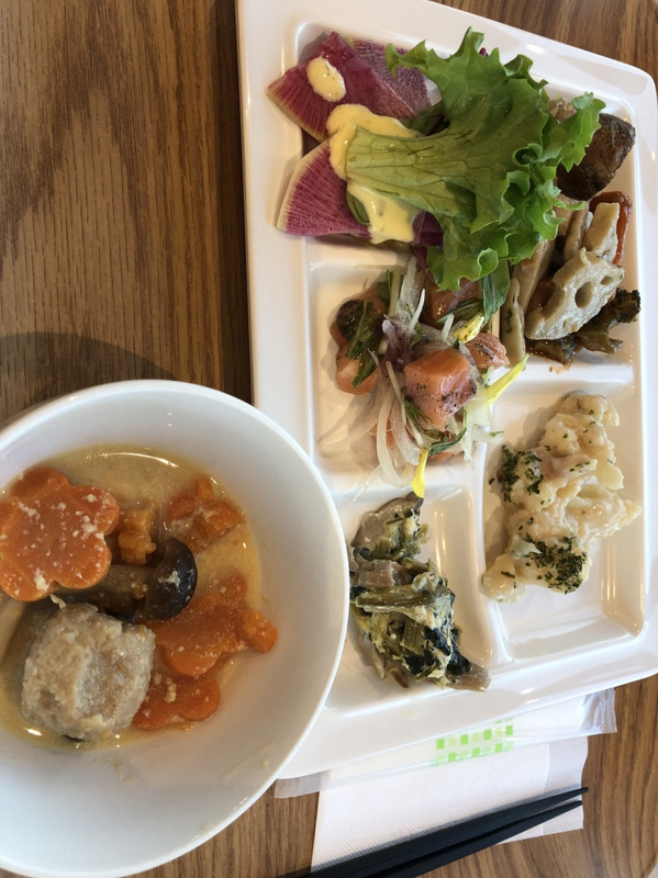 朝食はうーん、カンデオに軍配かな