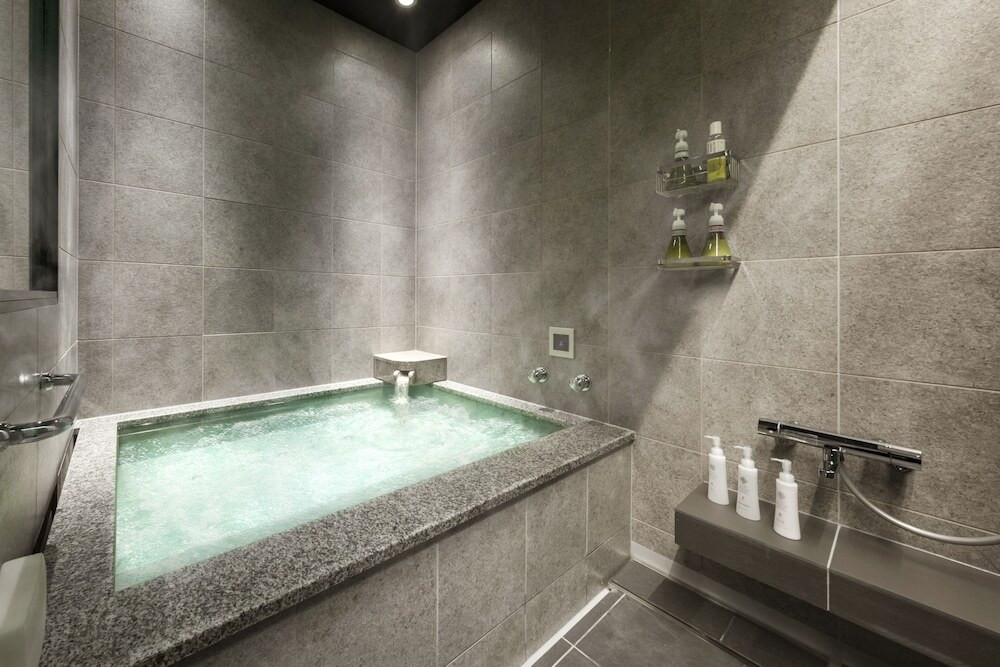 尾道駅の駅舎がホテル。映画鑑賞やサウナで満喫ステイ4257542