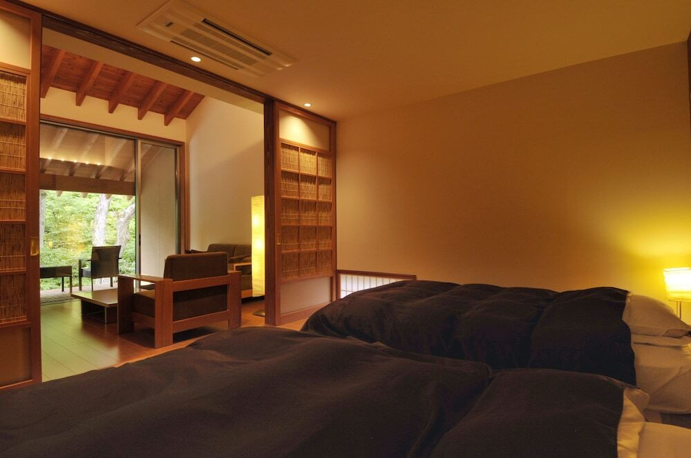 源泉かけ流しの半露天風呂付き客室で贅沢ステイが叶う3422569