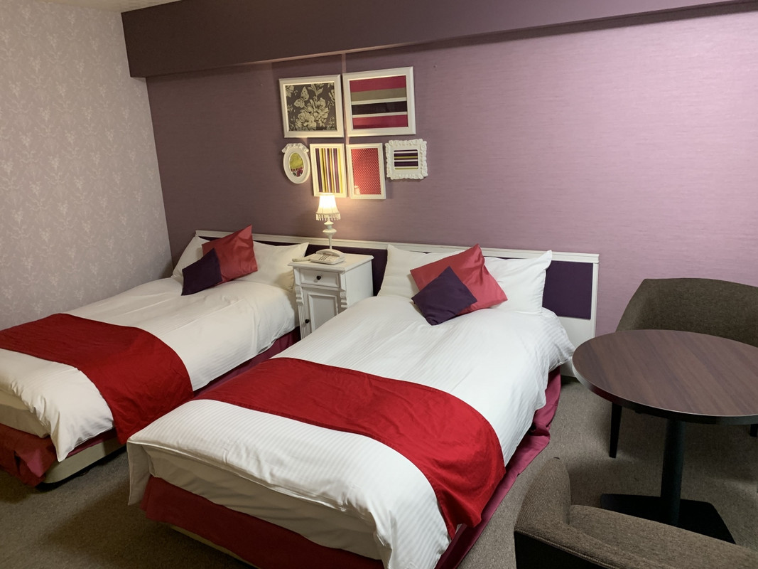 紫の壁に赤いフットスロー　これにはビックリ！