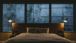 新館201:坪庭ビュー 半露天風呂 デラックス キングベッド