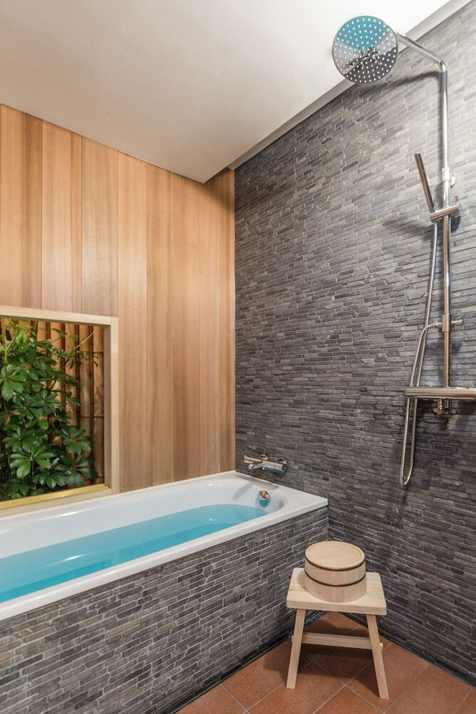 バスルームのシャワー