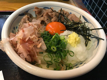 「手造りうどん 楽々」料理 1199768 アップで　※和牛肉ぶっかけ冷1080円（税込）