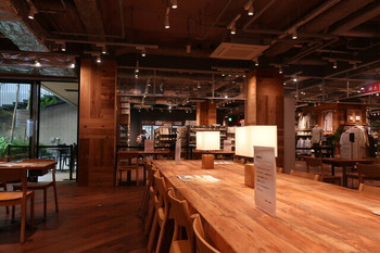 「カフェ&ミール ムジ ホテルメトロポリタン鎌倉」 内観 129615738 