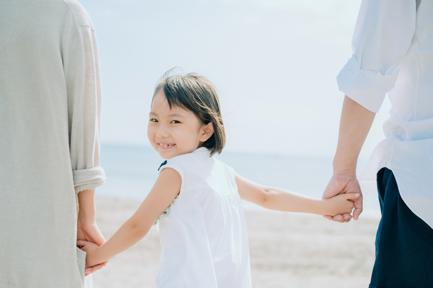 海水浴を楽しむ家族