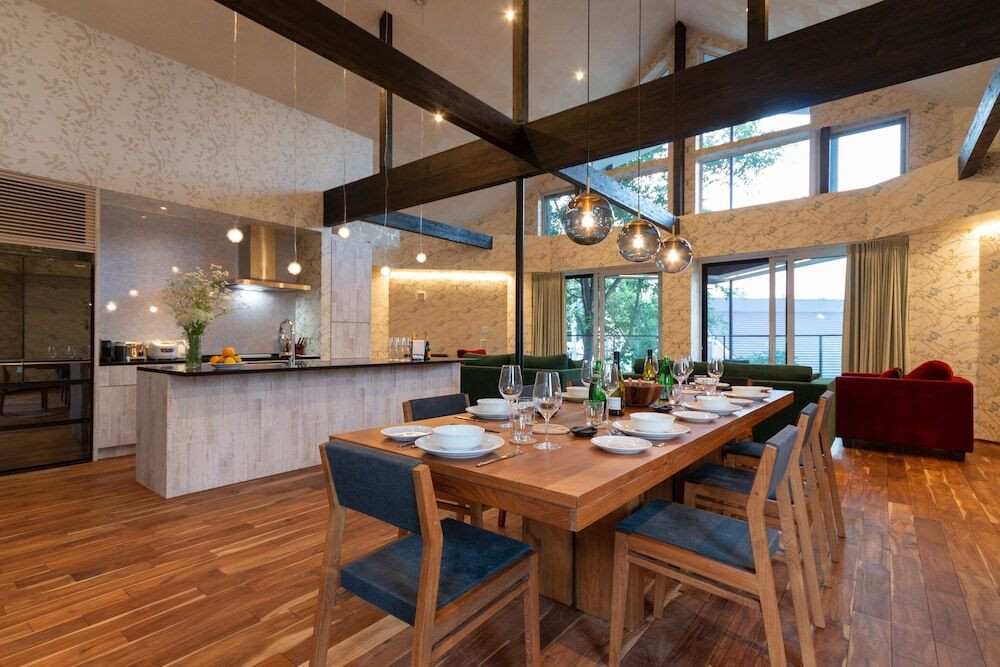 客室内のダイニングエリア