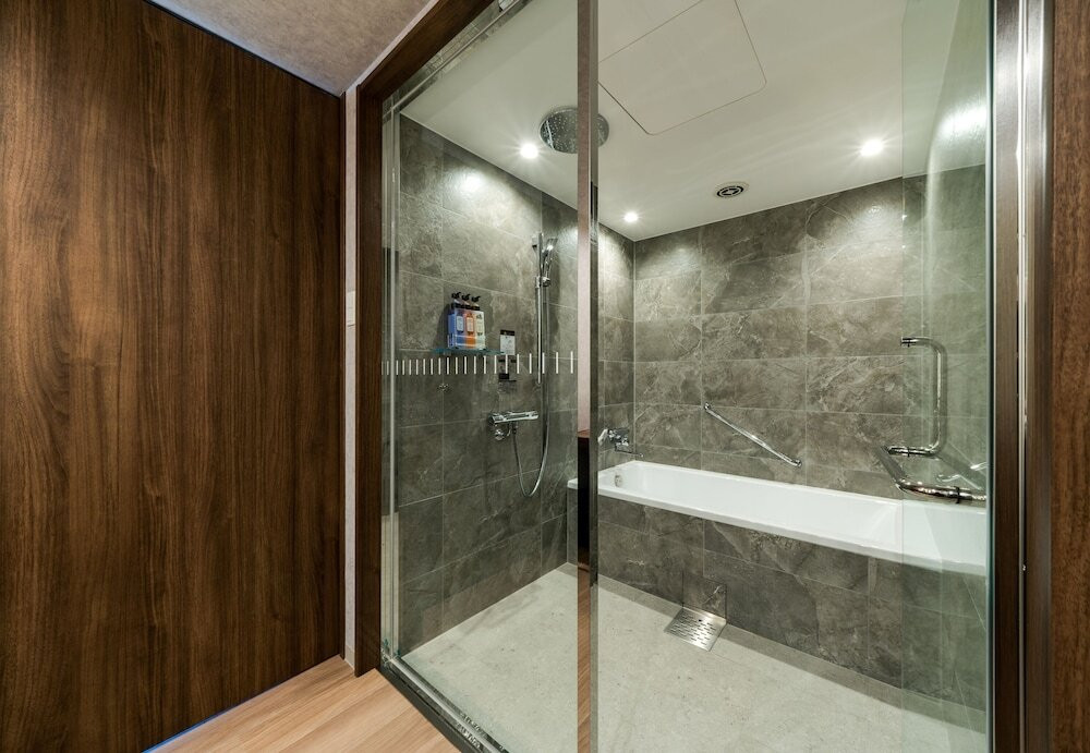 バスルームのシャワー