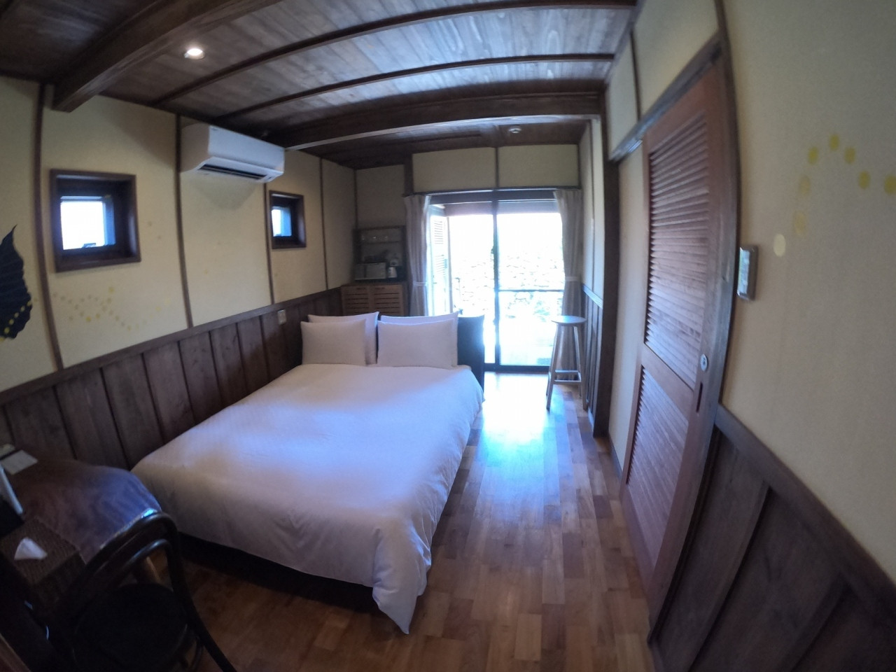 伝統的な赤瓦屋根の一棟貸しコテージ。島民気分を楽しんで3412162