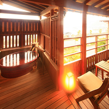 広々ゆったりウッドデッキで会話を楽しもう3546887