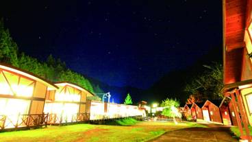 施設の正面 (日没後) / 4