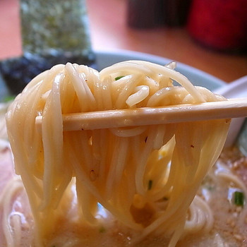 「一番星」料理 805946 麺はヤワ気味でスープとピタリの相性