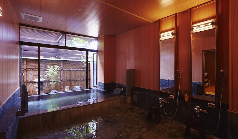 「美肌の湯」で
朝からすっきり
 / 2