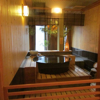 色浴衣で外湯を巡るのにぴったりなロケーションが自慢！純和風のくつろぎ宿3494566