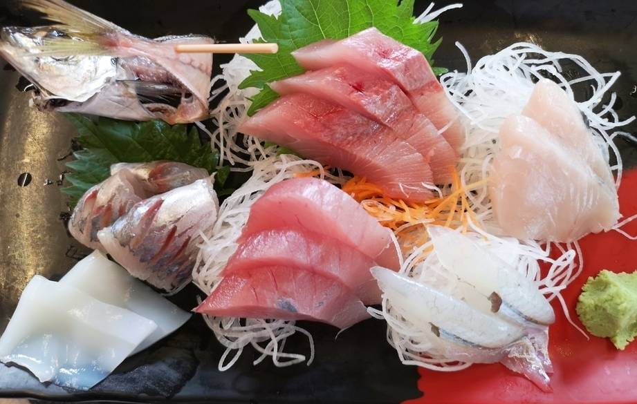 漁協直営「ばんや」で
獲れたて海鮮を頬張る / 2