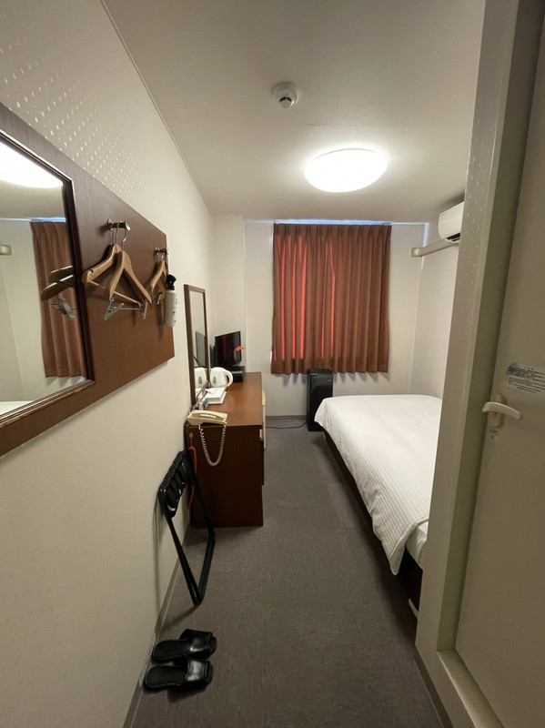 普通の「古い」ビジネスホテルの広さだと思います。