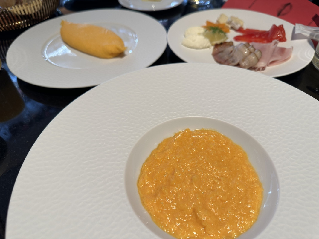 朝食、ベーコン類は2名で一皿でサーヴ