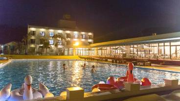 施設の正面 (日没後) / 2