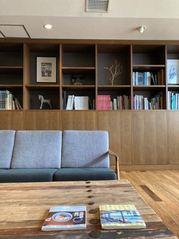 ホテルのライブラリー / 1