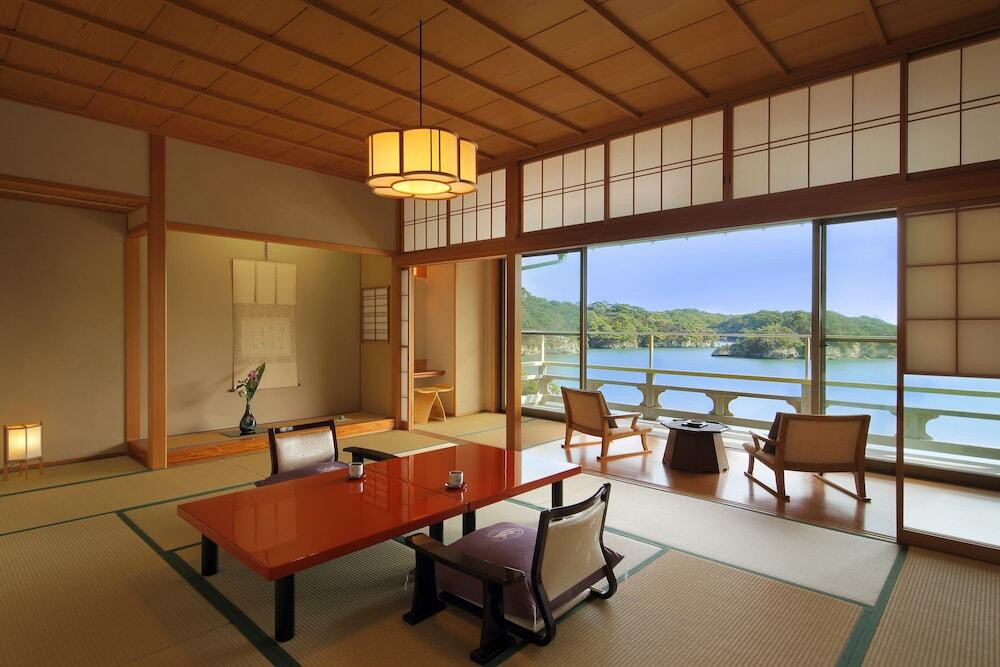 間近に松島の海が広がる客室でのんびりと…3955851